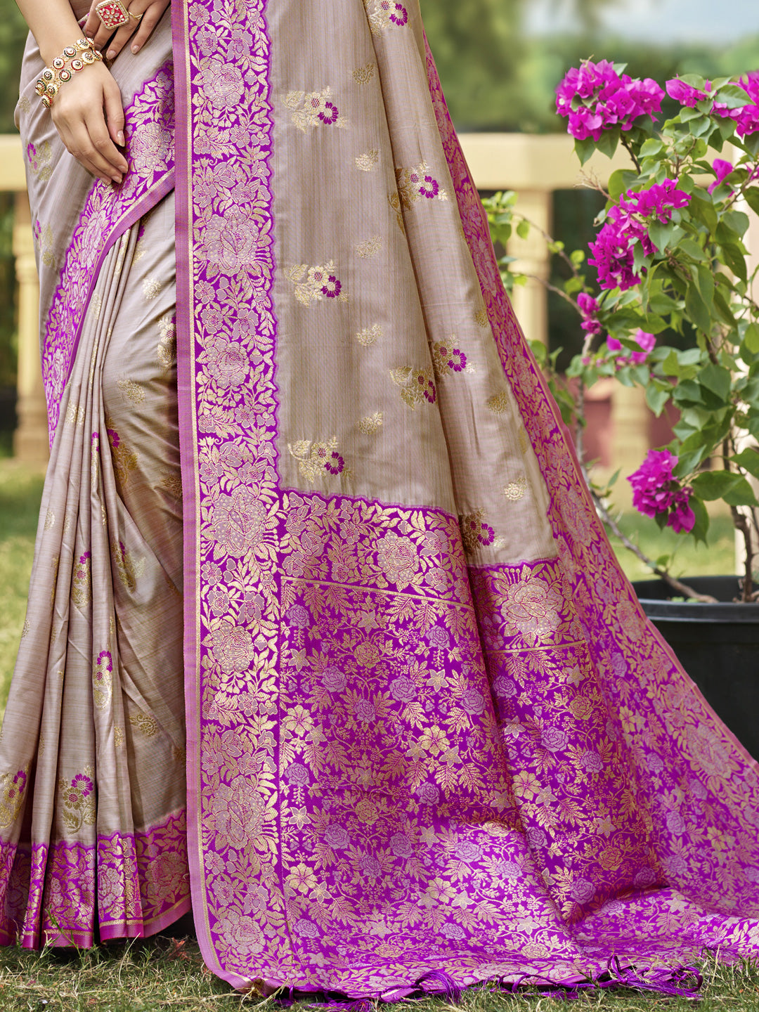 Aanika Women Grey Banarasi Silk Saree With Unstitched Blouse