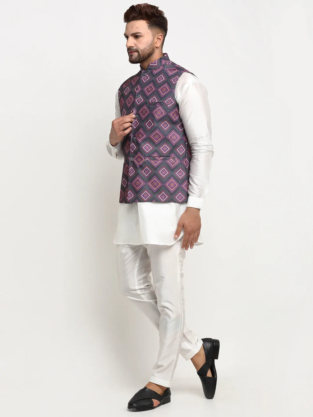 White Kurta Pajama with Bandi | Kurta pajama men, Indian wedding clothes  for men, Gents kurta design