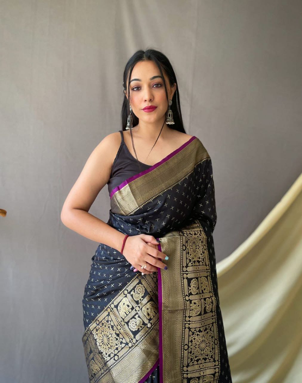 Buy NOZ2TOZ Women Party Wear Banarasi Silk Saree with Un Stitched Blouse -  Black Online at Best Price | Distacart