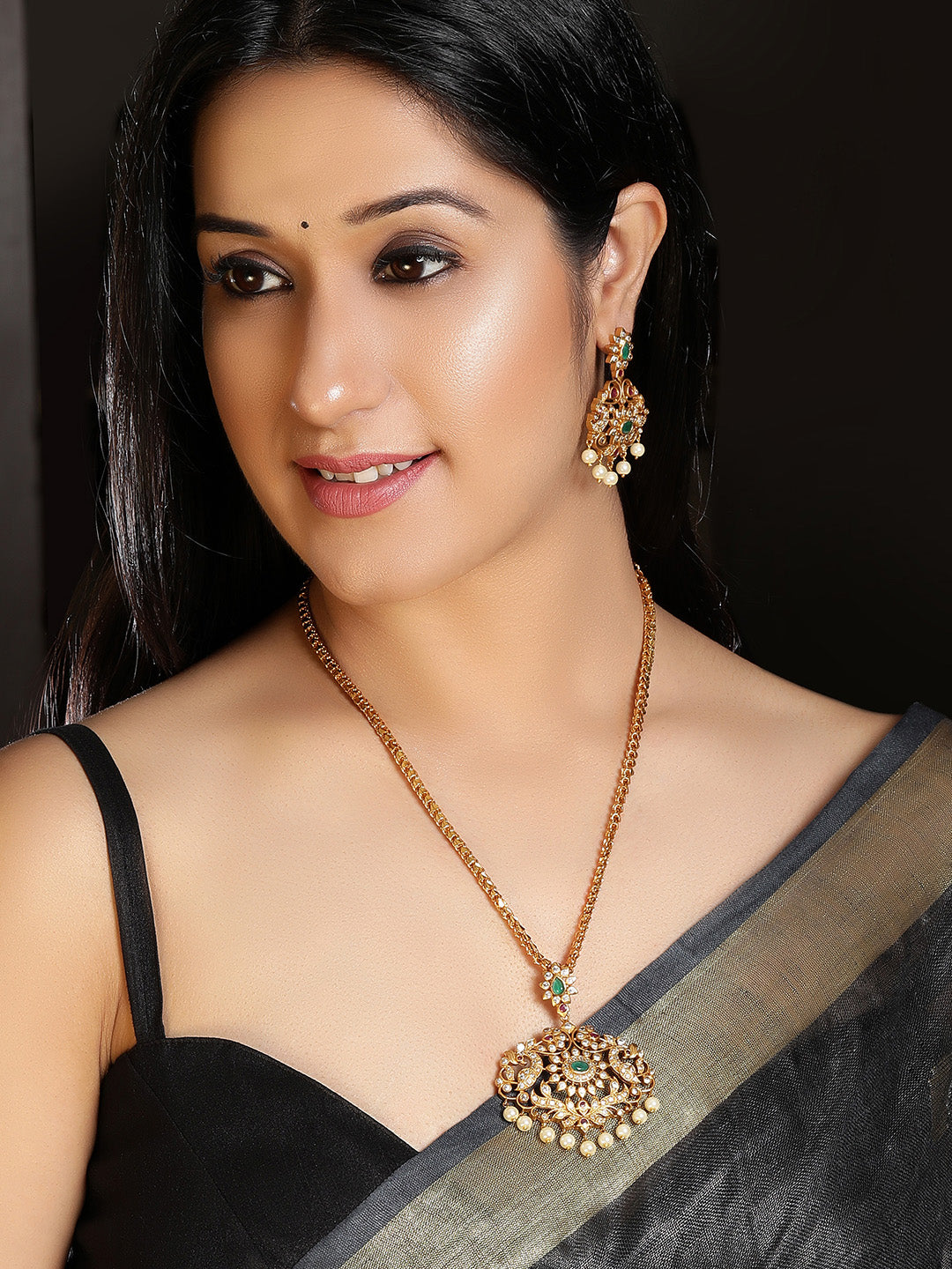 4 Jewellery With Black Saree To Steal The Spotlight!!