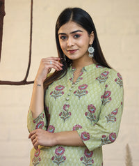 Thumbnail for Kaajh Woman's Green Floral Print Cotton Casual Kurta - Distacart