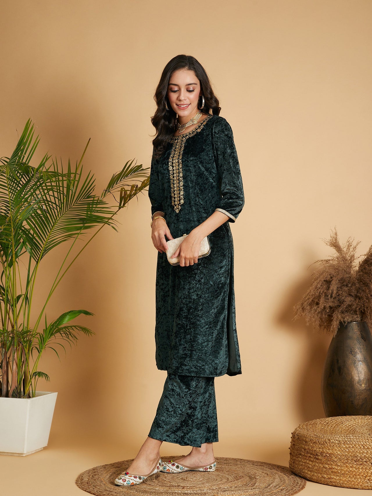 Lyush Women Emerald Embroidered Straight Kurta - Distacart